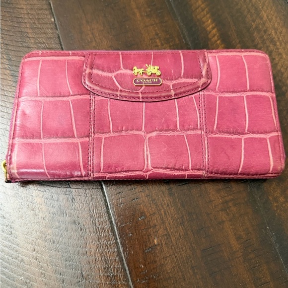 COACH ACCORDION ZIP WALLET IN CROC EMBOSSED LEATHER - Picture 6 of 8